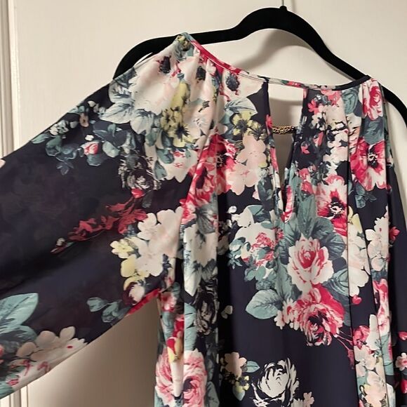 A. Byer floral cold open 3/4 sleeve keyhole neck and back w gold metal detail M - Picture 7 of 12